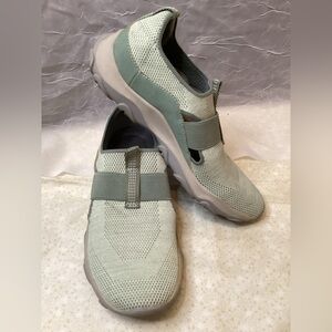 Earth Origins Tanvi Comfort Shoes Women's Size 8 Dusty Green Slip On